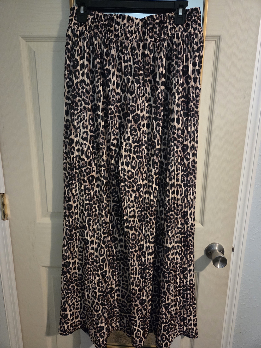 WKND Leopard Wide-Leg Plissé Pants in Beige/Black-L - Picture 5 of 8